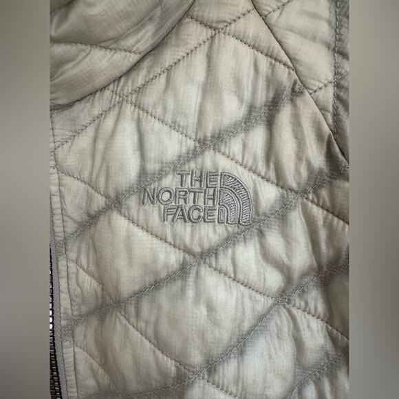 North Face Women's Mid Grey Thermoball Trekker Jacket - Picture 8 of 11